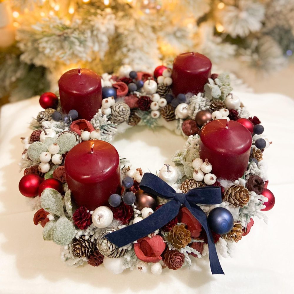 Coronita de advent, aranjament pentru Crăciun cu 4 lumânări în nuanță de bordo cu albastru