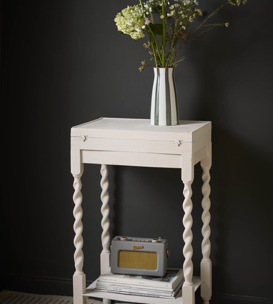 Annie Sloan chalk paint rococo white vopsea pentru mobila