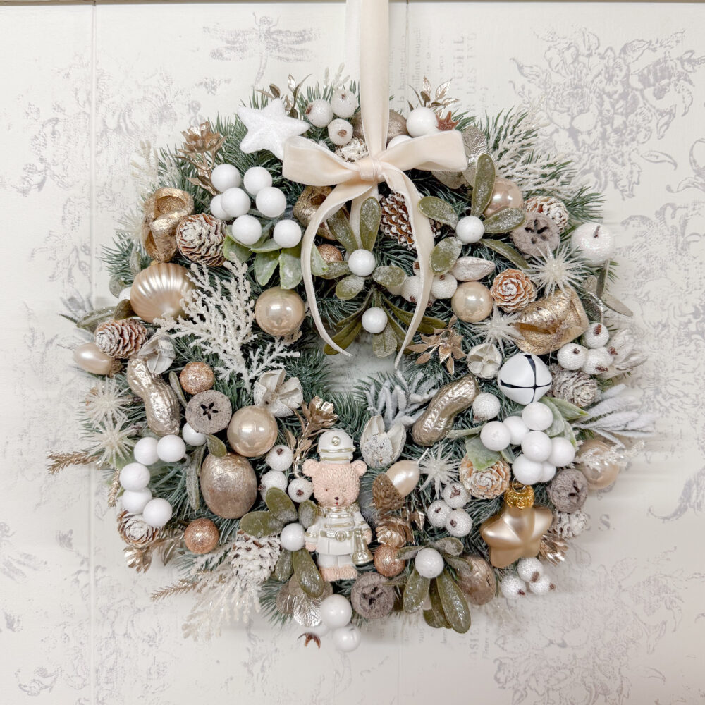 coroniță Crăciun cu ursuleț decorat cu nuanțe de șampanie