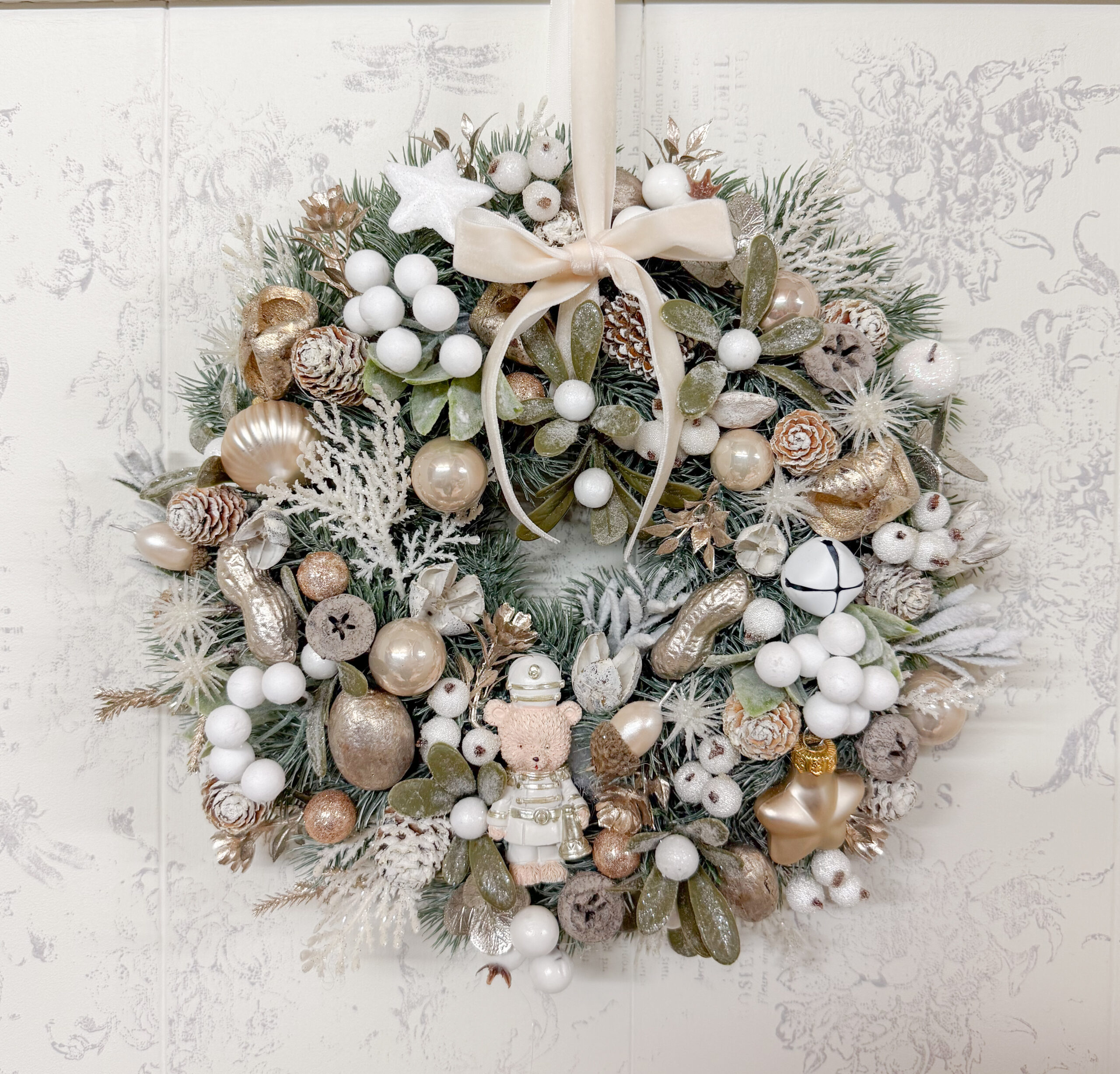 coroniță Crăciun cu ursuleț decorat cu nuanțe de șampanie