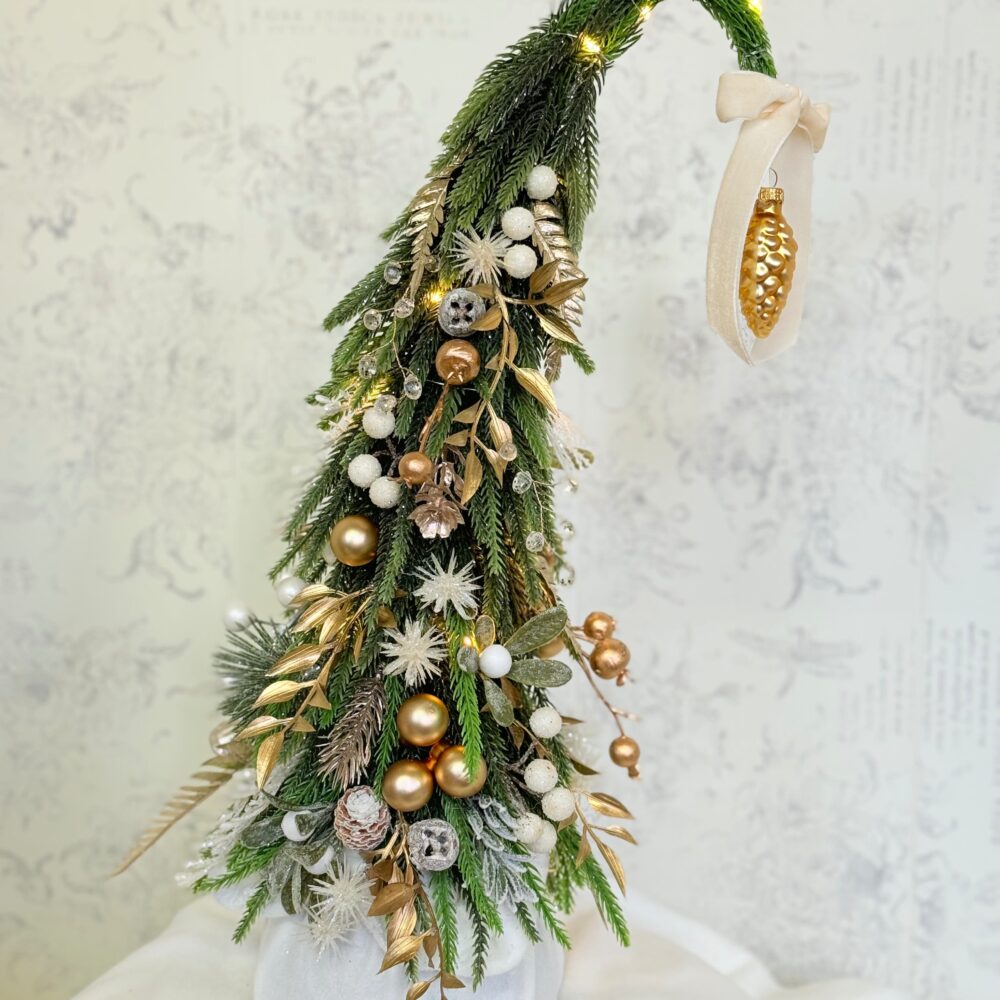 Brad de Grinch artificial cu accente aurii și lumini LED – 43 cm