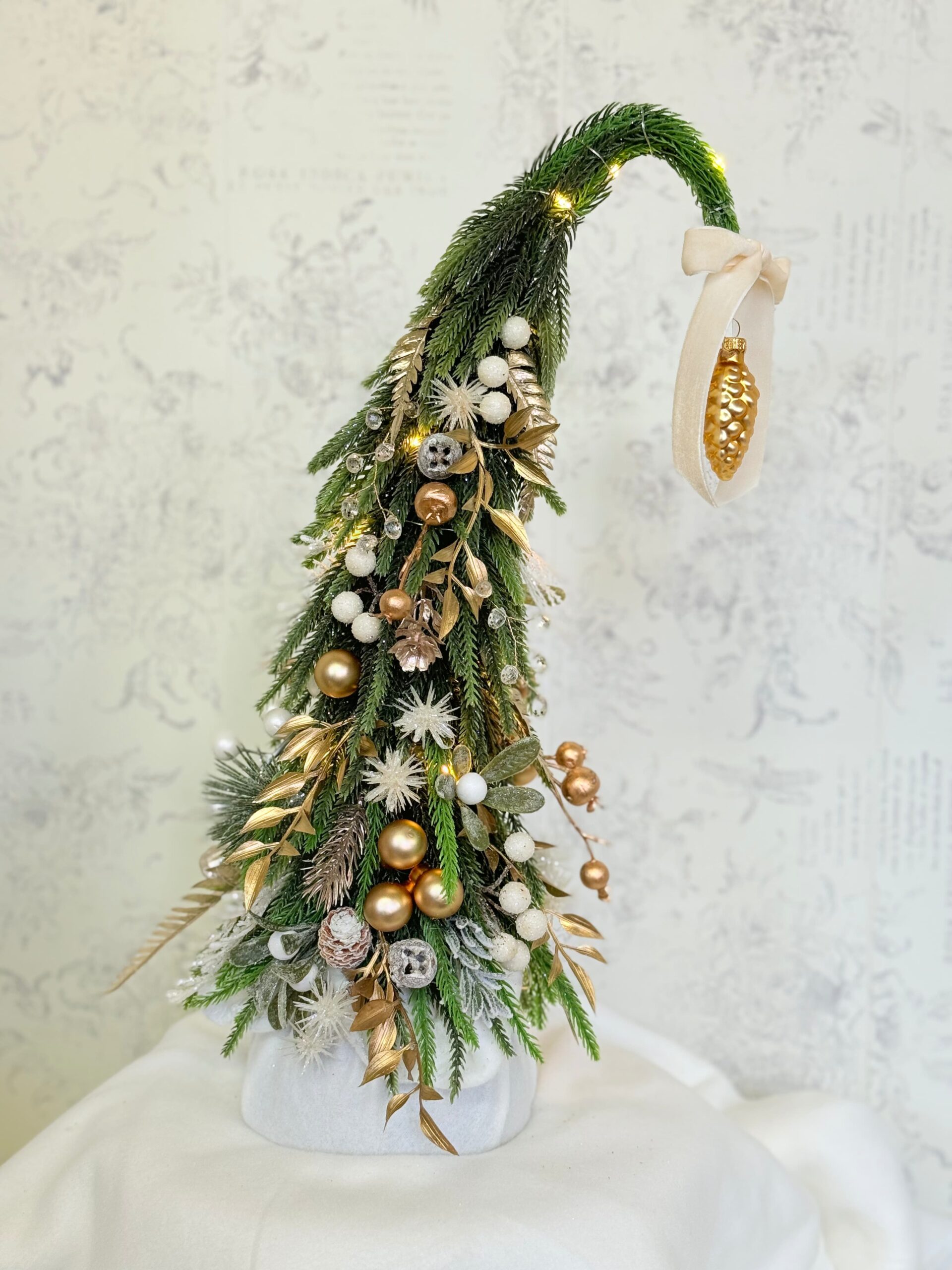 Brad de Grinch artificial cu accente aurii și lumini LED – 43 cm