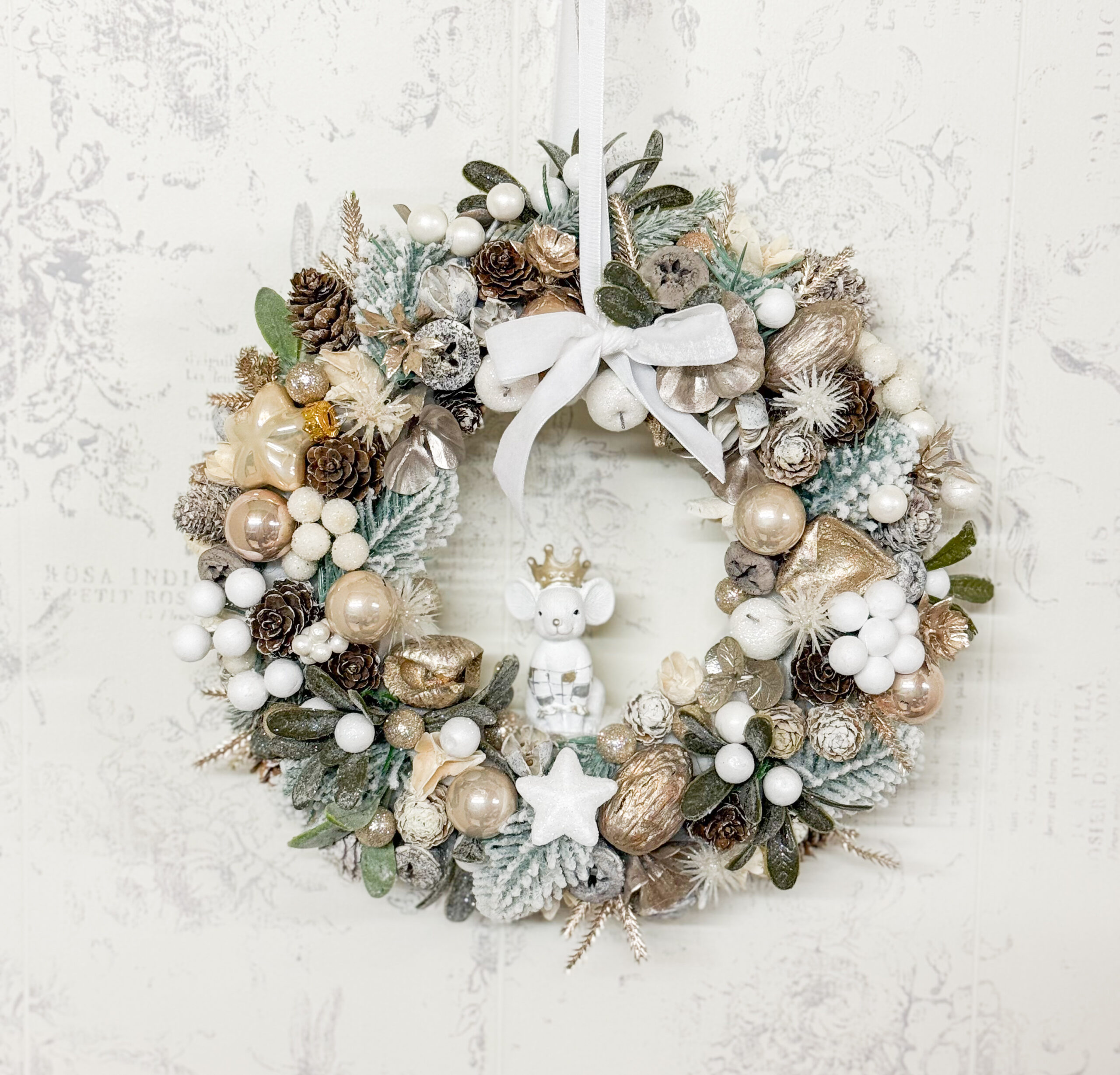 coroniță de Crăciun cu șoricel in nuanțe aurii si alb făcut manual