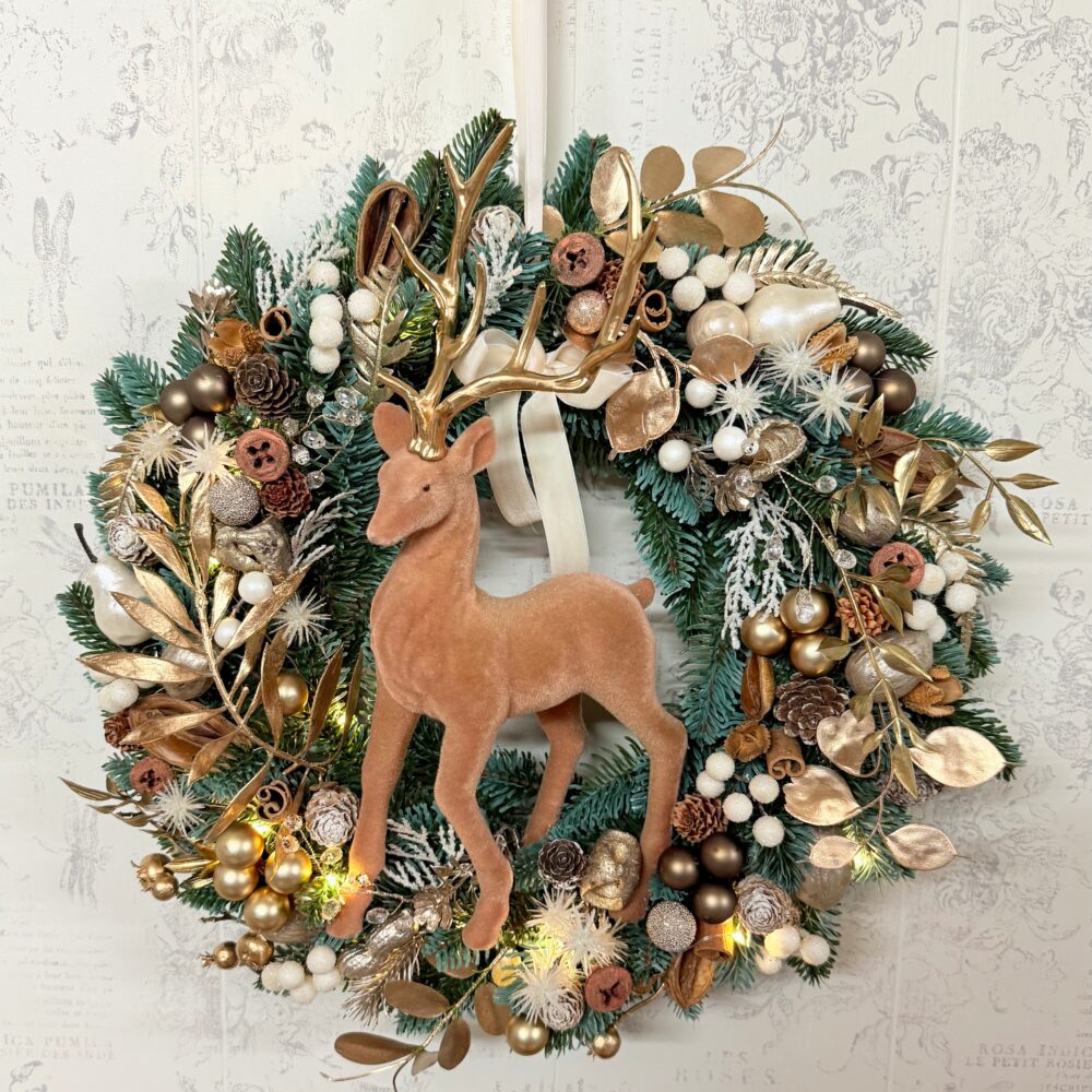 coroniță pentru Crăciun cu cerb in nuanțe de aurii si natur cu luminițe led