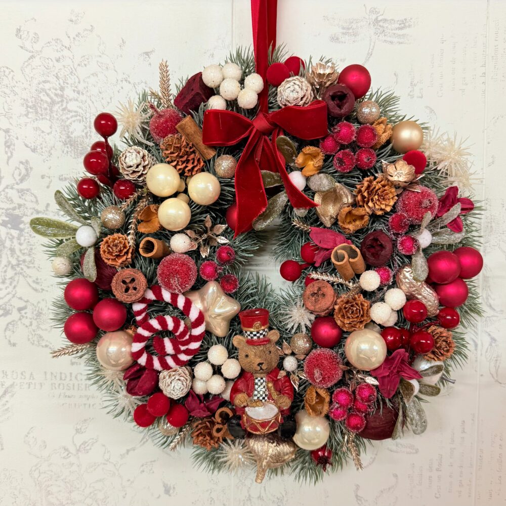 coroniță Crăciun 2025 cu ursuleț roșu cu auriu