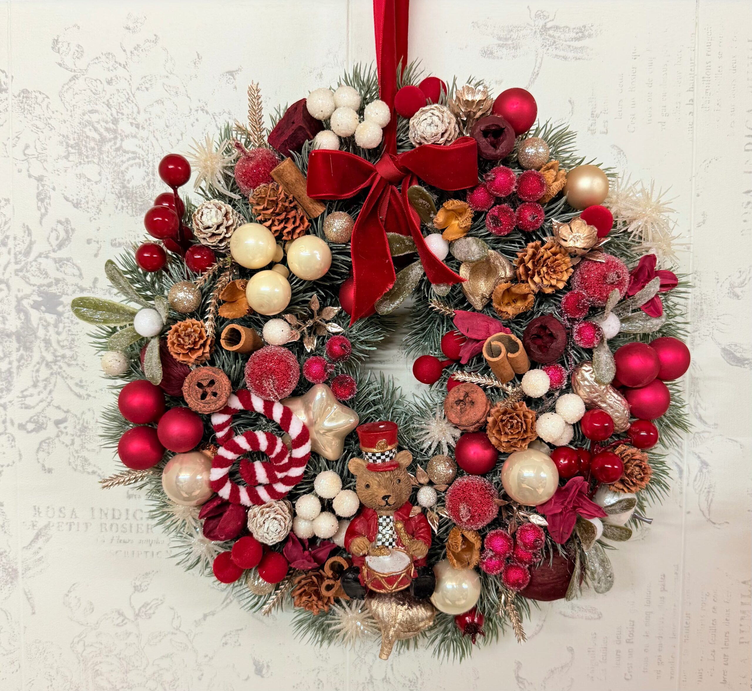 coroniță Crăciun 2025 cu ursuleț roșu cu auriu