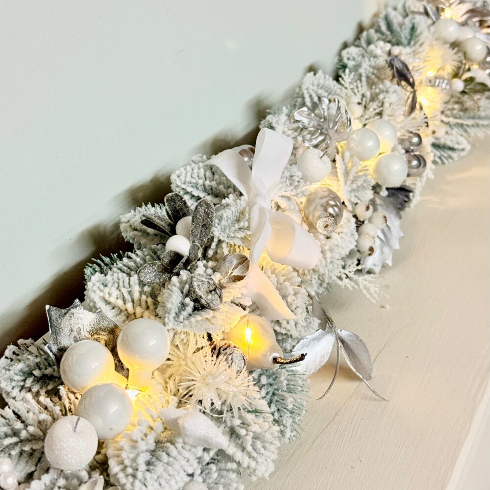ghirlanda Crăciun pentru masa sau semineiu cu luminițe led in nuanțe de argintiu si alb