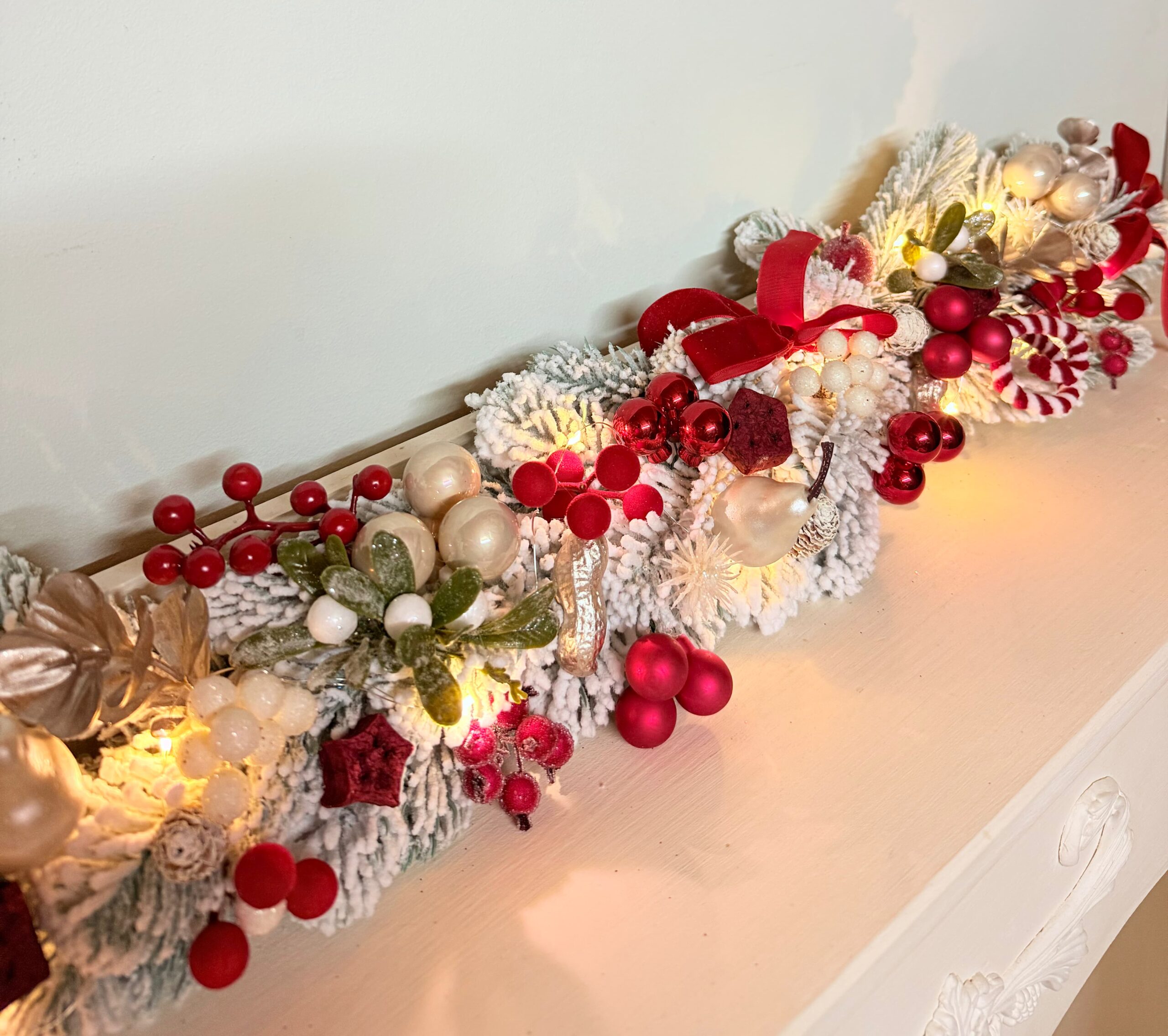 ghirlanda pentru masa sau șemineu in nuanțe roșu