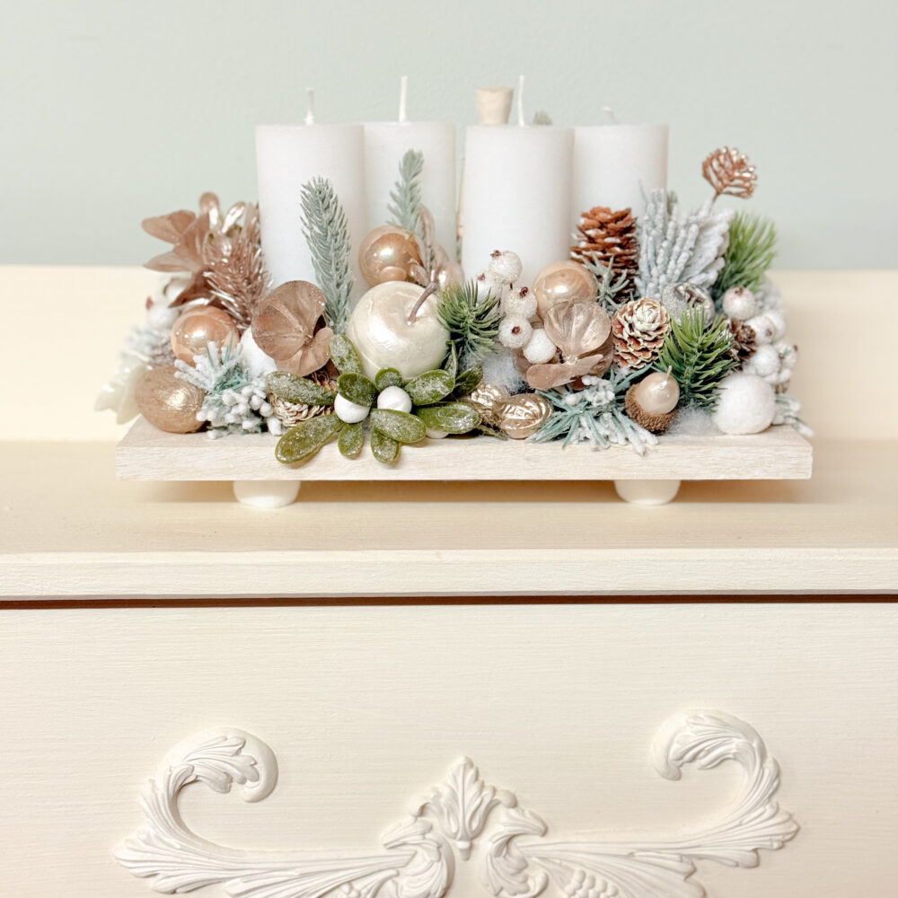 aranjament de Crăciun pentru advent in nuanțe de alb cu auriu