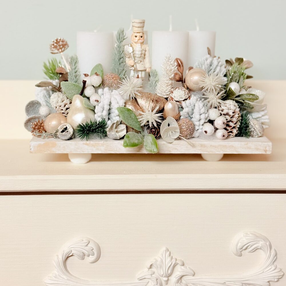 aranjament de Crăciun pentru advent in nuanțe de alb cu auriu