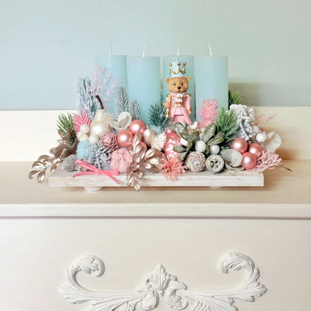 aranjament de Crăciun pentru advent cu lumanarui, ursuleț in nuanțe de roz cu albastru si șampanie