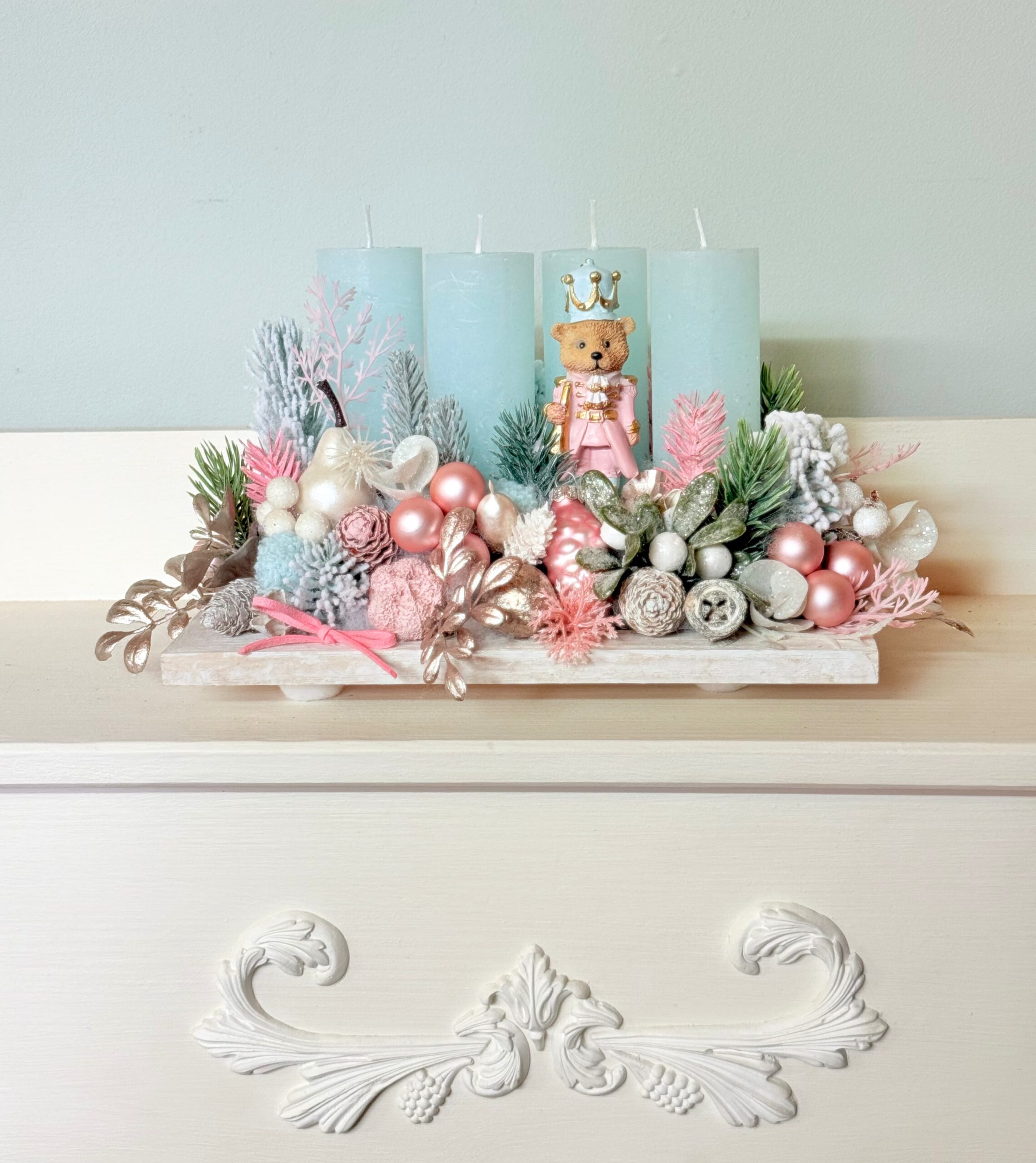 aranjament de Crăciun pentru advent cu lumanarui, ursuleț in nuanțe de roz cu albastru si șampanie