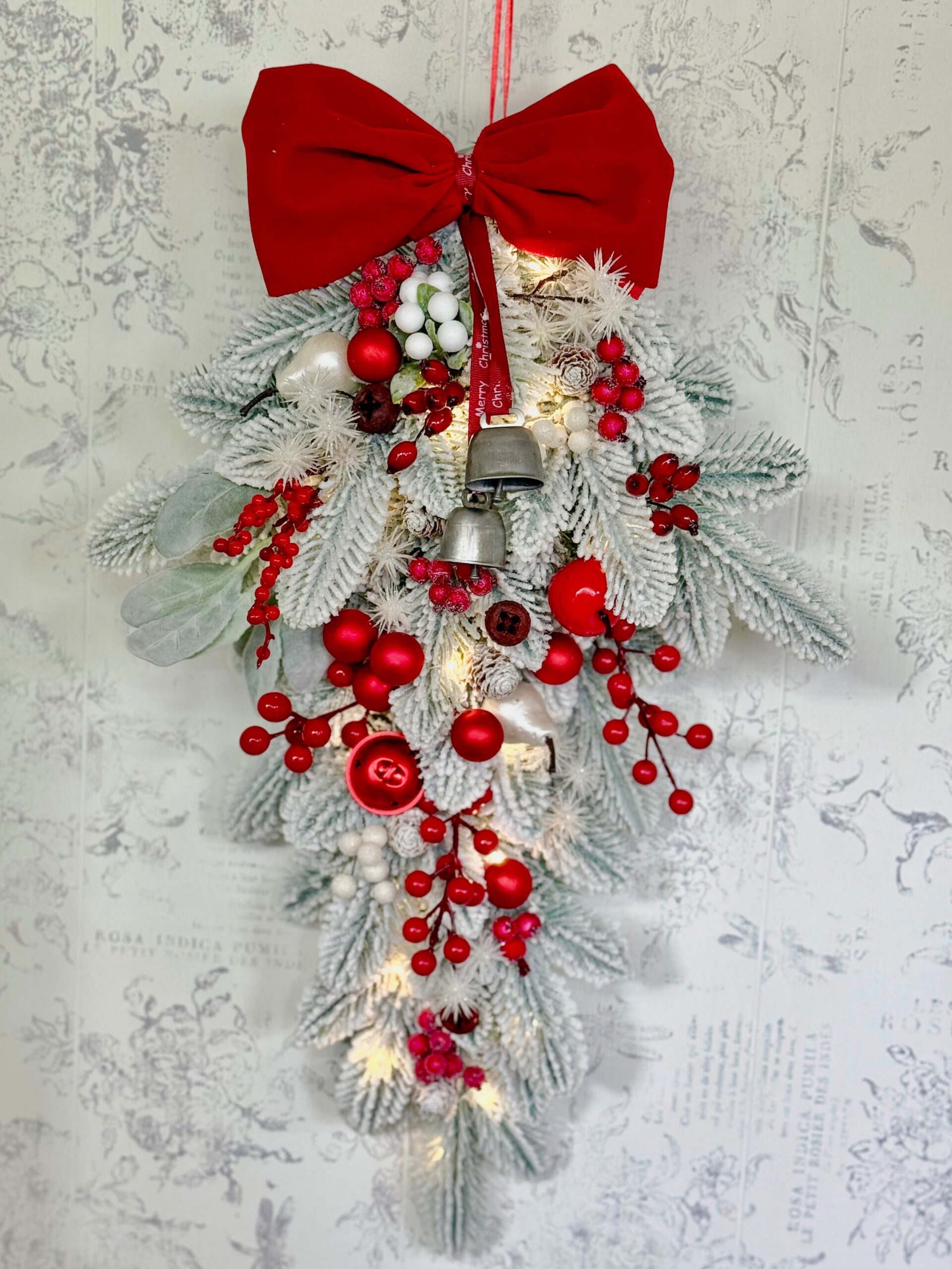 Decor de ușă în stil cascadă – roșu intens & brad înzăpezit