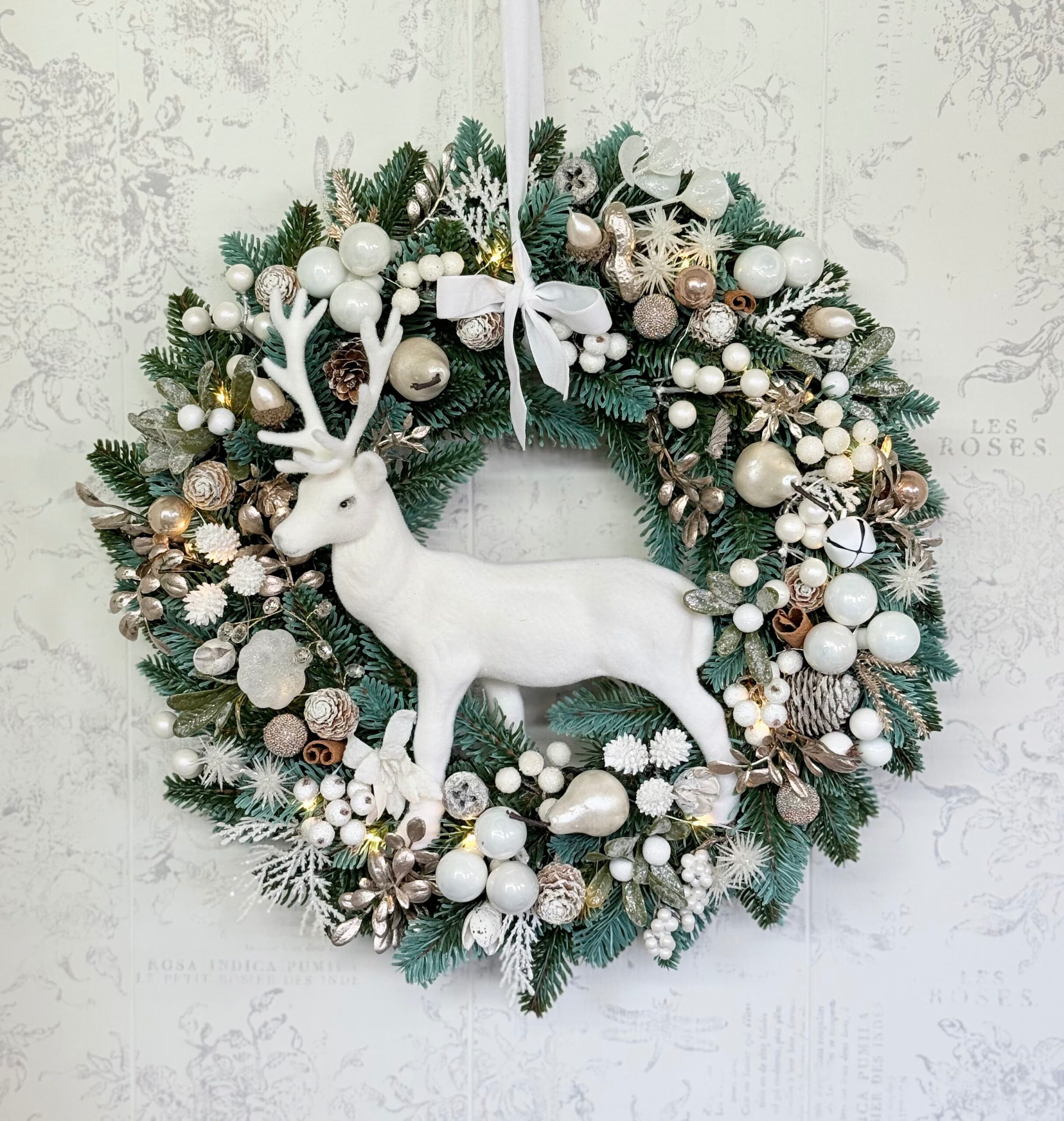 coroniță Crăciun pe brad artificial alb si aur șampanie, cerb catifea