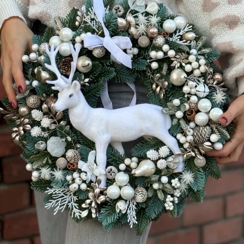 coroniță Crăciun pe brad artificial alb si aur șampanie, cerb catifea