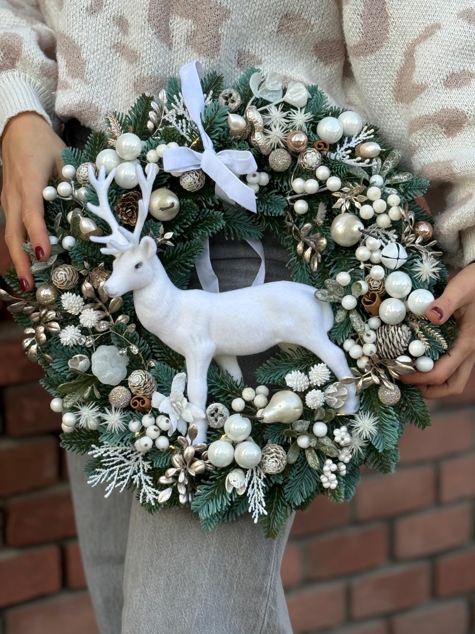 coroniță Crăciun pe brad artificial alb si aur șampanie, cerb catifea