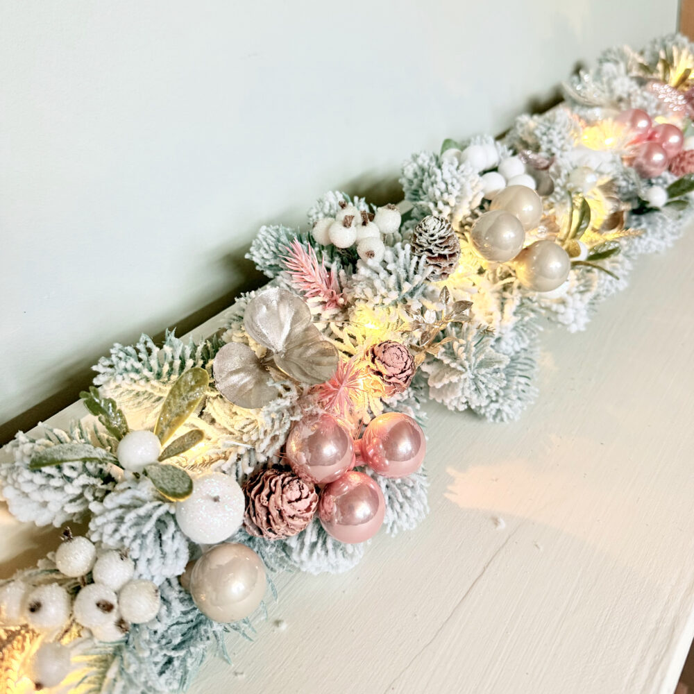 ghirlanda din brad artificial roz cu șampanie cu luminite