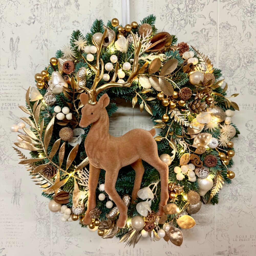 coroniță de Crăciun cu cerb, decorat cu auriu are luminițe led