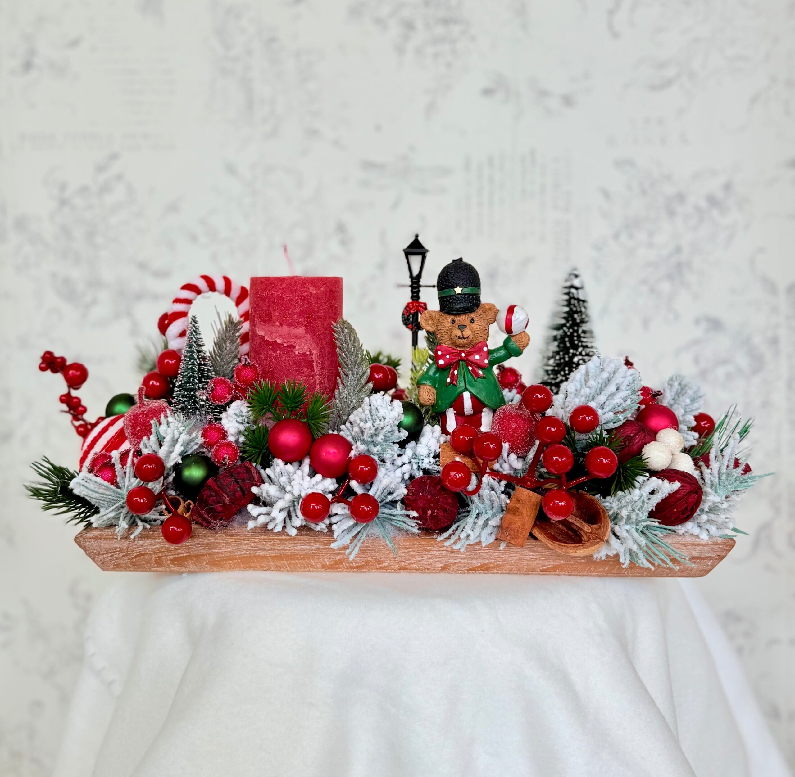 Aranjament de Crăciun in ton de roșu cu ursuleț