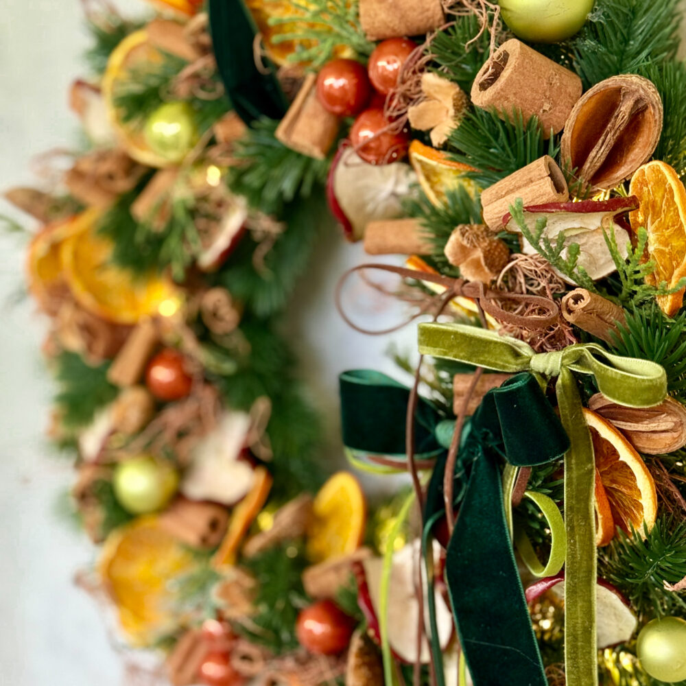 coroniță de Crăciun cu lumini led, scorțișoară si portocala