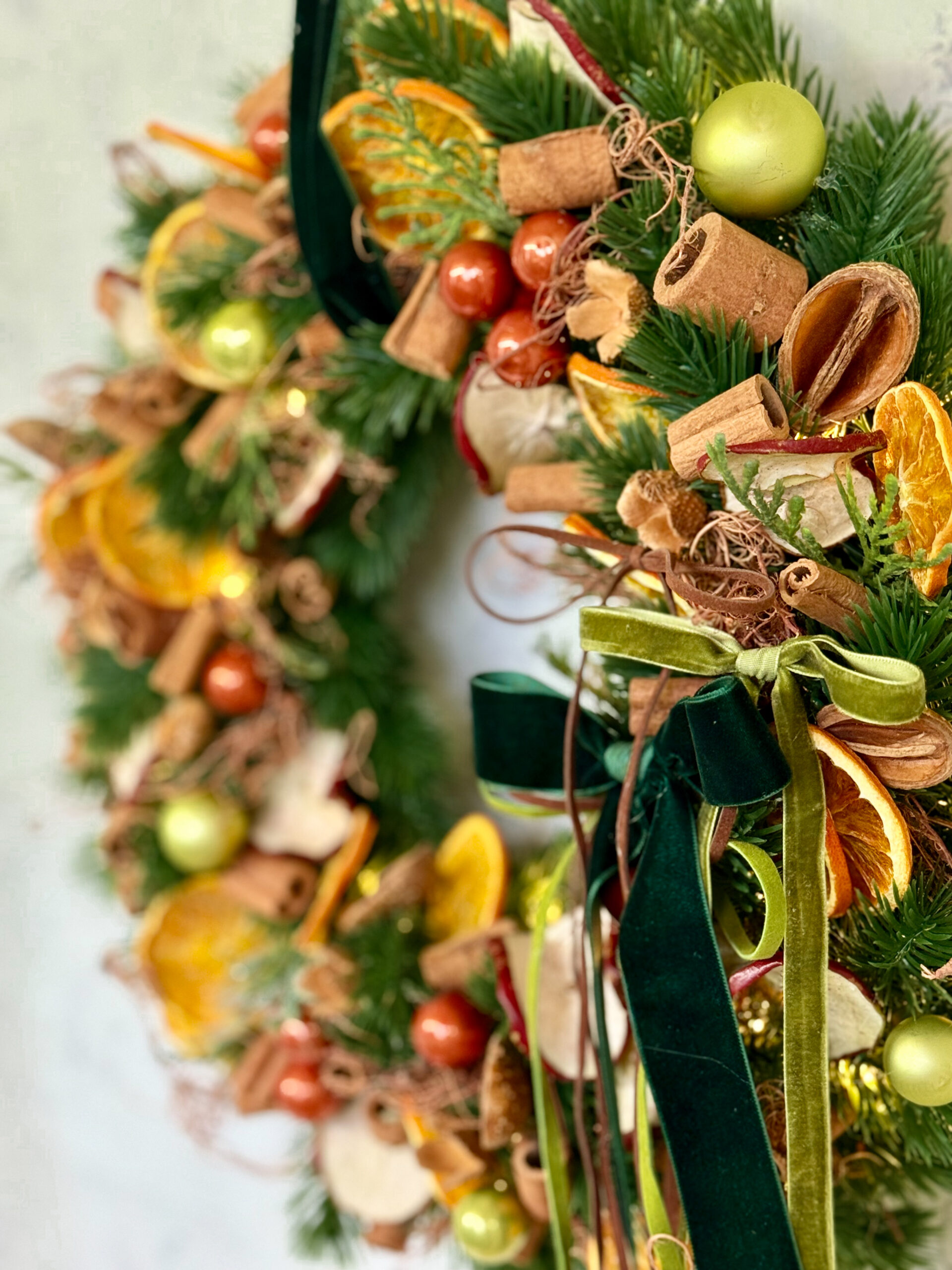 coroniță de Crăciun cu lumini led, scorțișoară si portocala