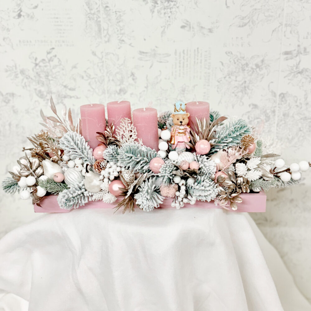 Aranjament pentru masa de Crăciun in nuanțe de aur șampanie si roz cu ursuleț