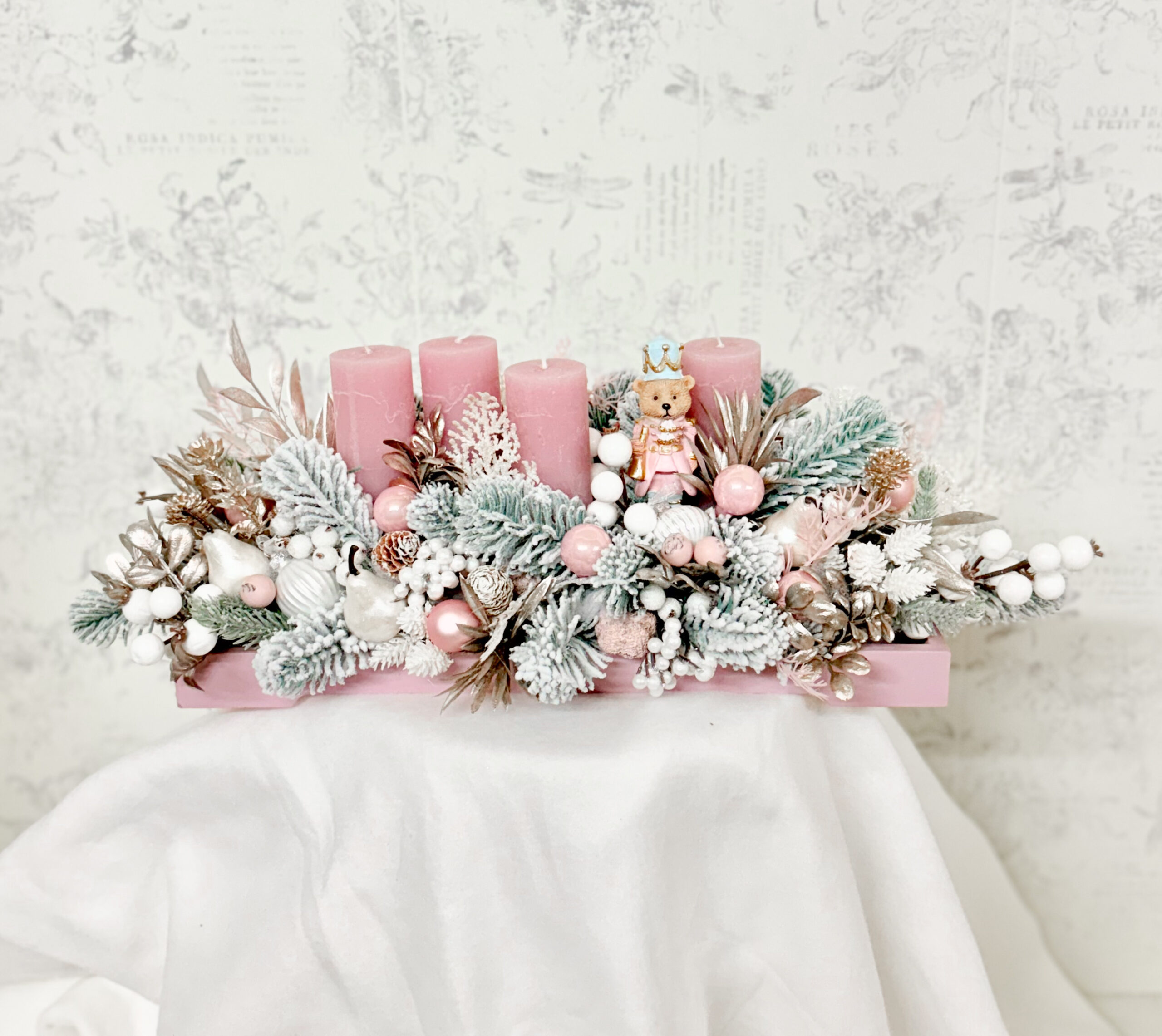 Aranjament pentru masa de Crăciun in nuanțe de aur șampanie si roz cu ursuleț