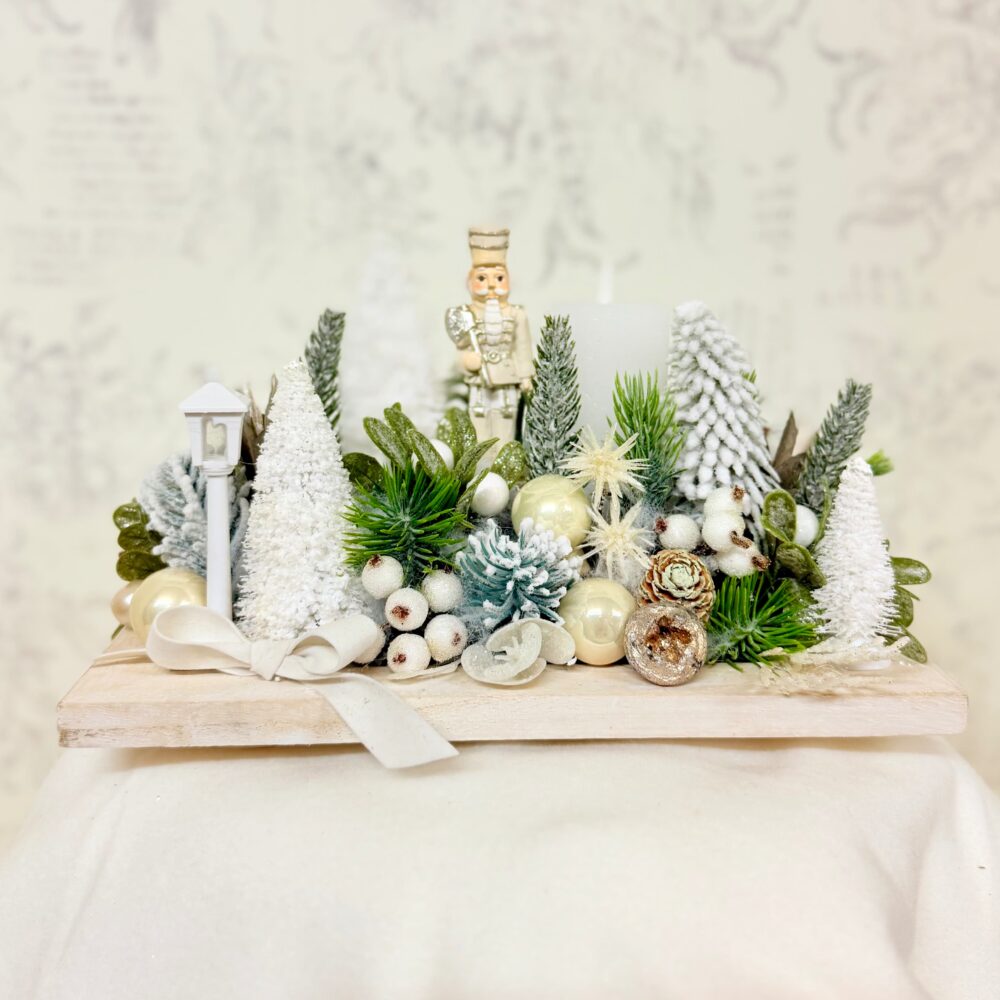 Aranjament de Crăciun - Poveste de Iarnă cu Spărgătorul de Nuci – Nuanțe natur - 25cm