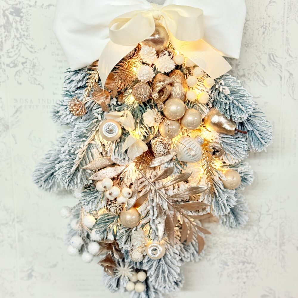 Decor de ușă în stil cascadă – aur șampanie & brad înzăpezit + LED