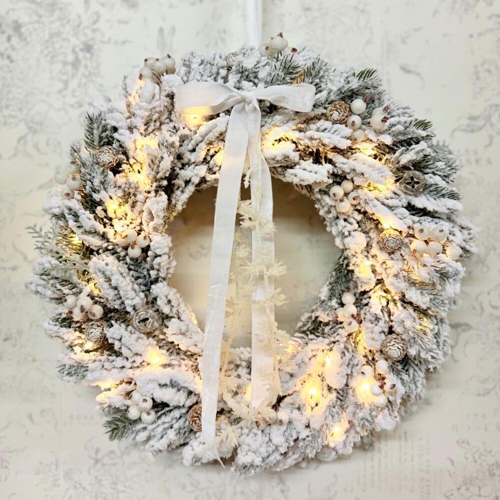 coroniță Crăciun cu brad înzăpezit cu instalație led 40cm