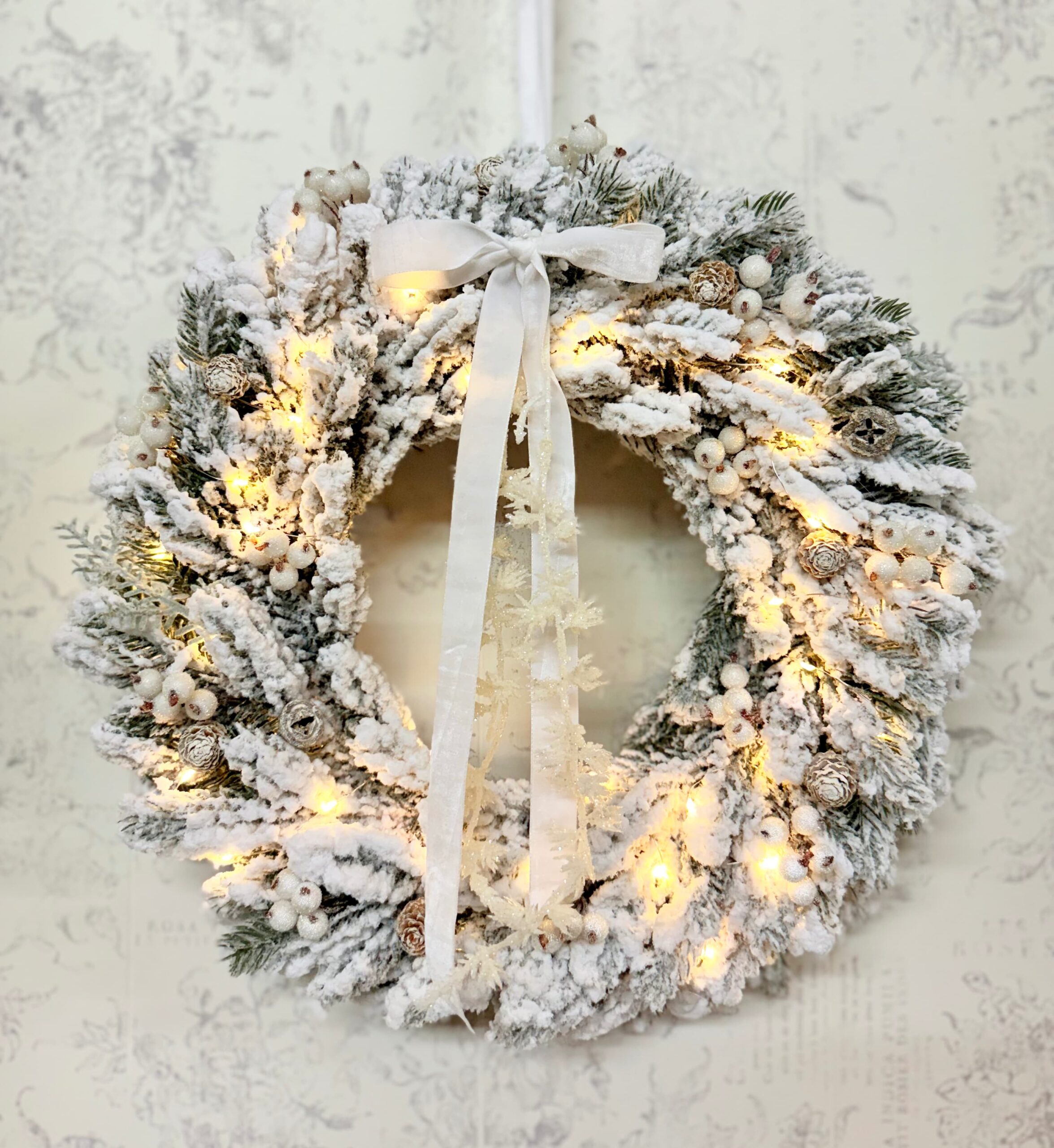 coroniță Crăciun cu brad înzăpezit cu instalație led 40cm