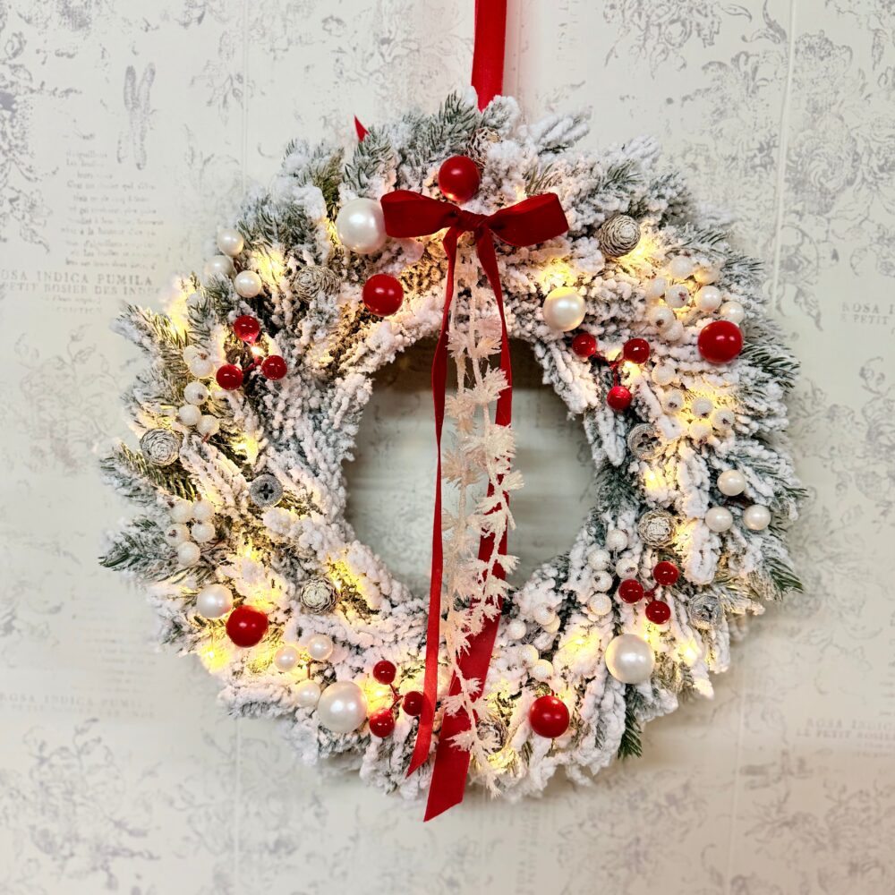 coroniță Crăciun 40 cm pe brad artificial înzăpezit cu puțin roșu si instalație led