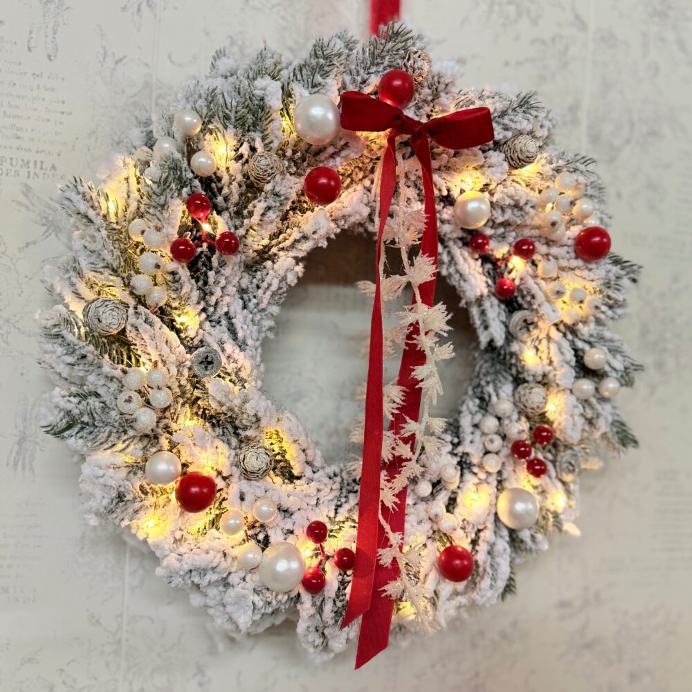 coroniță Crăciun 40 cm pe brad artificial înzăpezit cu puțin roșu si instalație led