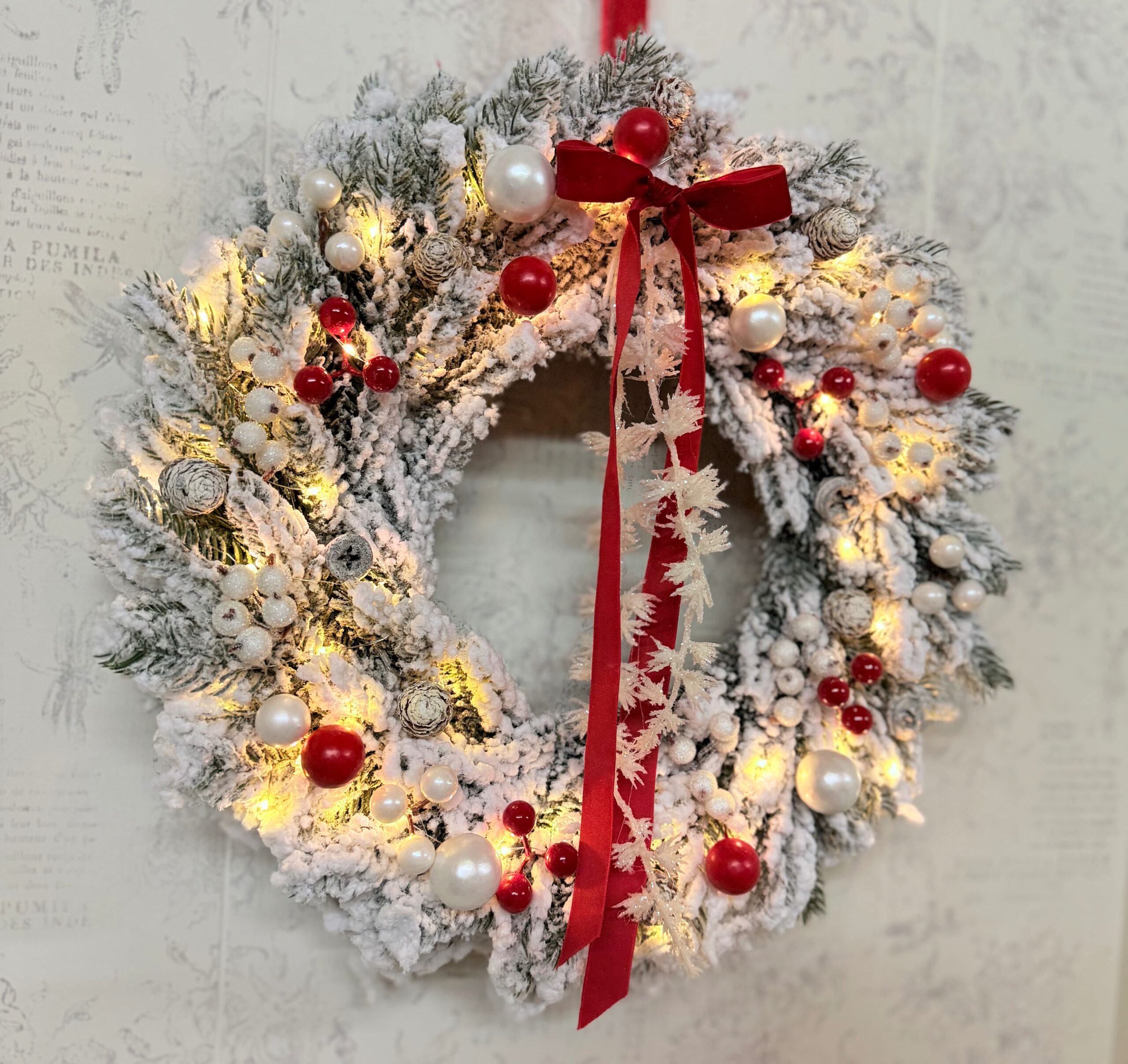 coroniță Crăciun 40 cm pe brad artificial înzăpezit cu puțin roșu si instalație led